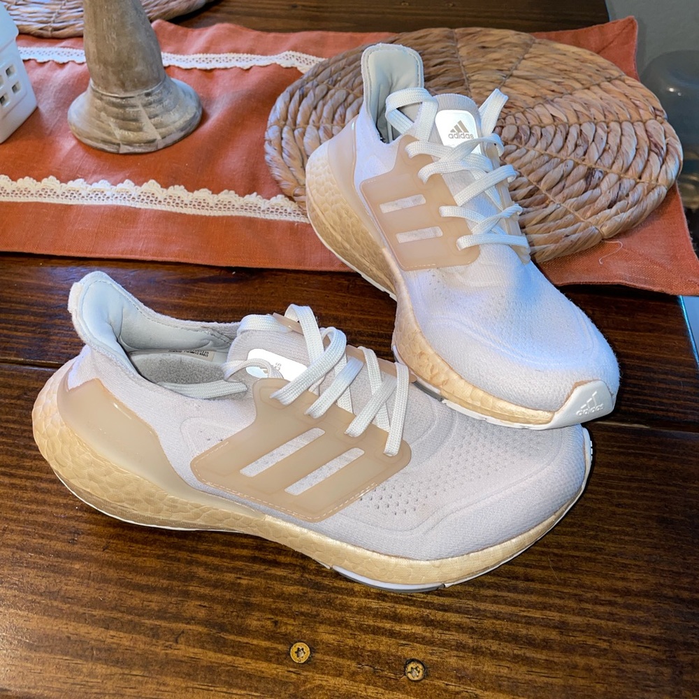 Size 6.5 women’s Adidas ULTRABOOST 22